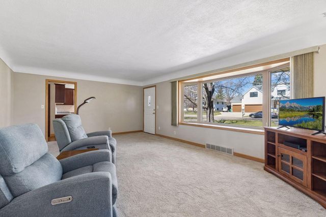 1988 Eldridge Avenue W, Roseville, MN 55113