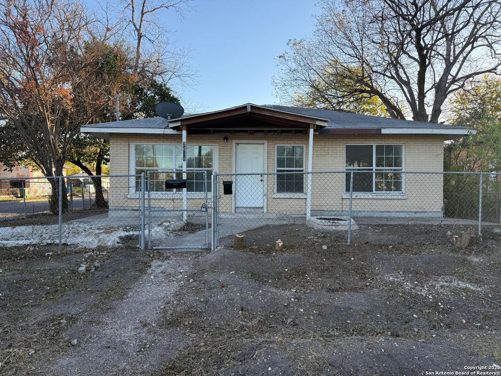 2604 Chihuahua, San Antonio, TX 78207