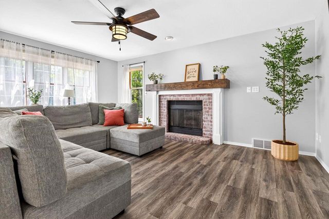 27 LAMPLIGHTER COURT, Appleton, WI 54914