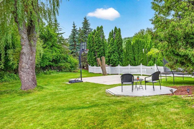 27 LAMPLIGHTER COURT, Appleton, WI 54914