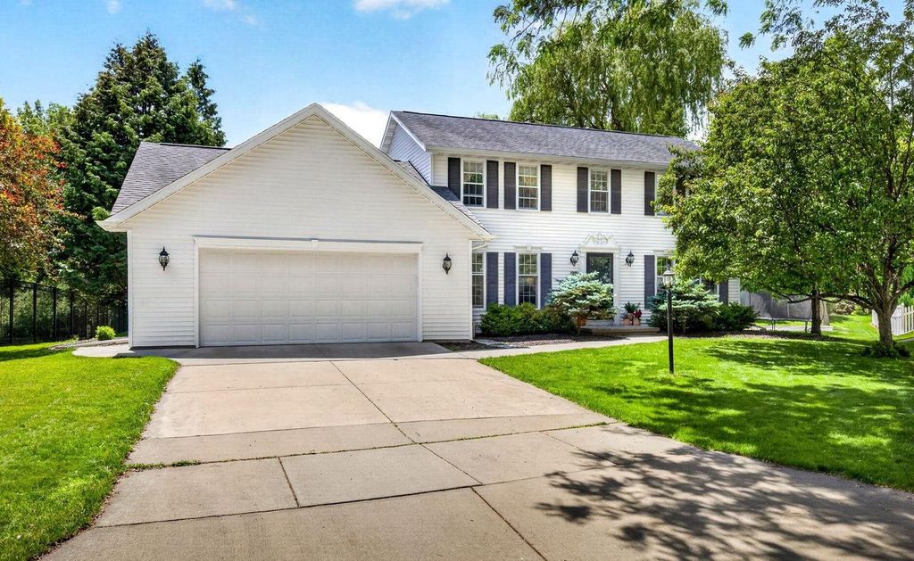 27 LAMPLIGHTER COURT, Appleton, WI 54914