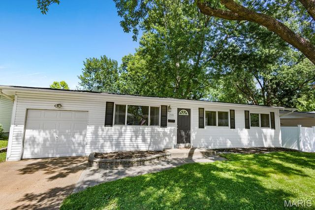 2430 W Adams Street, St Charles, MO 63301