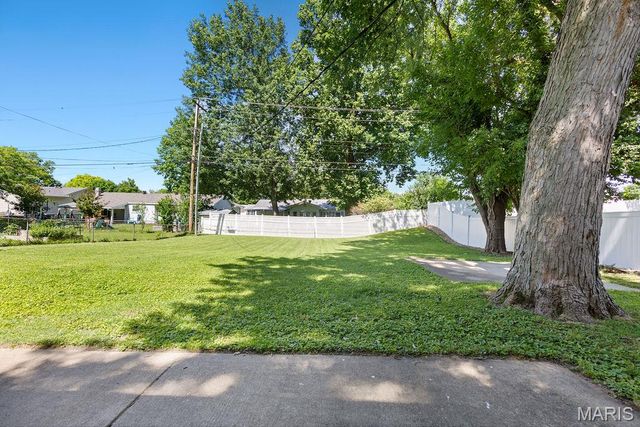 2430 W Adams Street, St Charles, MO 63301