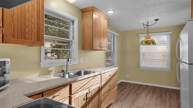 11 W Mckinley Avenue, Zeeland, MI 49464