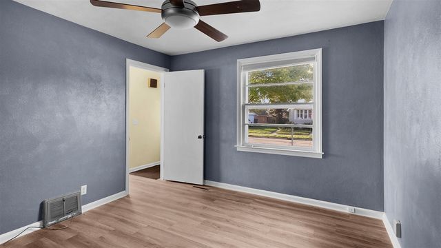 11 W Mckinley Avenue, Zeeland, MI 49464