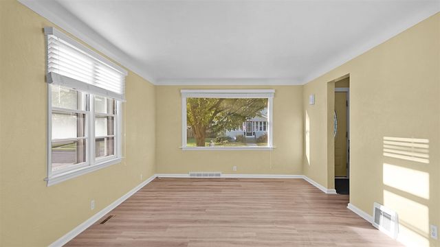 11 W Mckinley Avenue, Zeeland, MI 49464