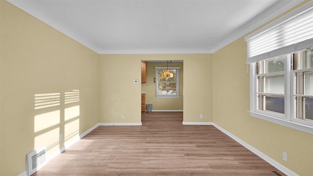 11 W Mckinley Avenue, Zeeland, MI 49464