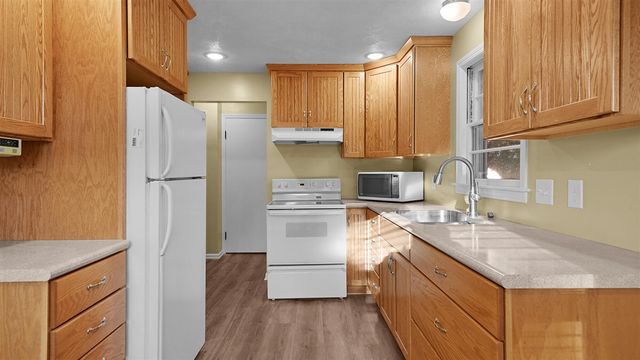 11 W Mckinley Avenue, Zeeland, MI 49464