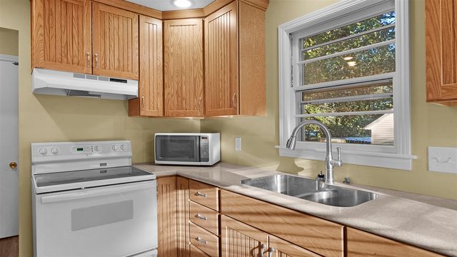 11 W Mckinley Avenue, Zeeland, MI 49464
