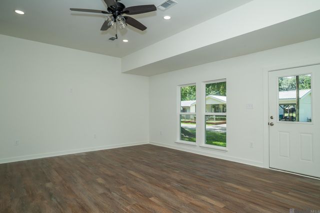 301 Leslie St, Denham Springs, LA 70726
