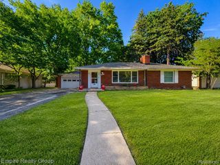 17300 Buckingham Avenue, Beverly Hills Village, MI 48025