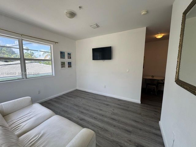 810 7th St 207, Miami Beach, FL 33139