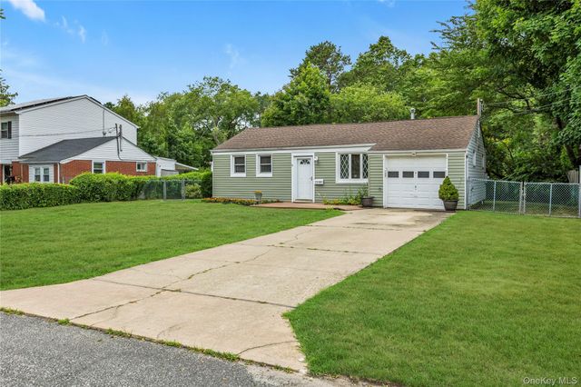 1580 N Gardiner Drive, Bay Shore, NY 11706
