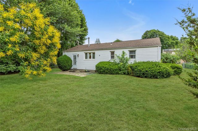 1580 N Gardiner Drive, Bay Shore, NY 11706