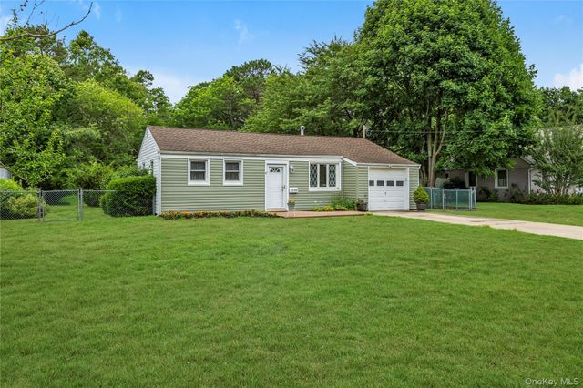 1580 N Gardiner Drive, Bay Shore, NY 11706