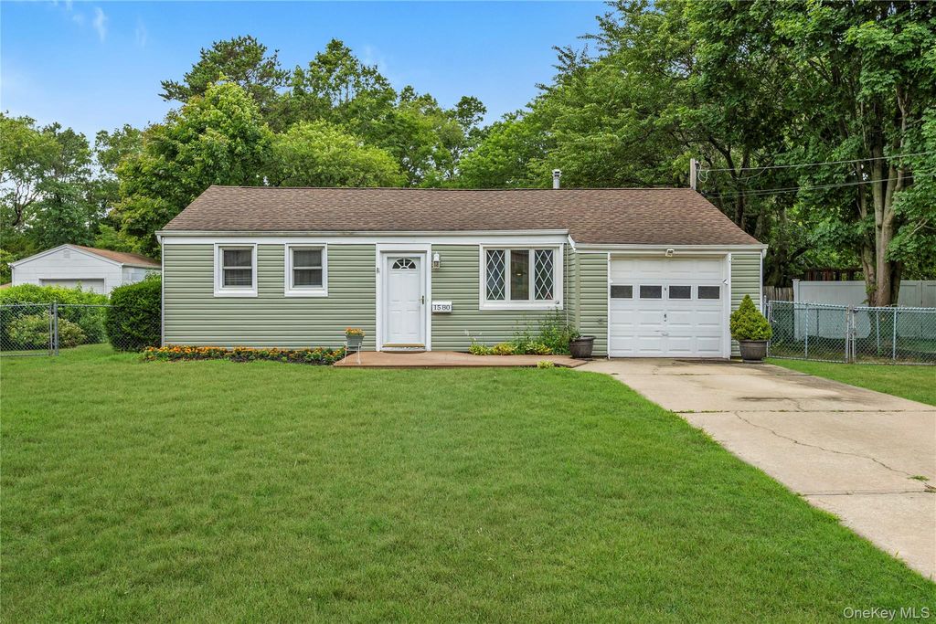 1580 N Gardiner Drive, Bay Shore, NY 11706