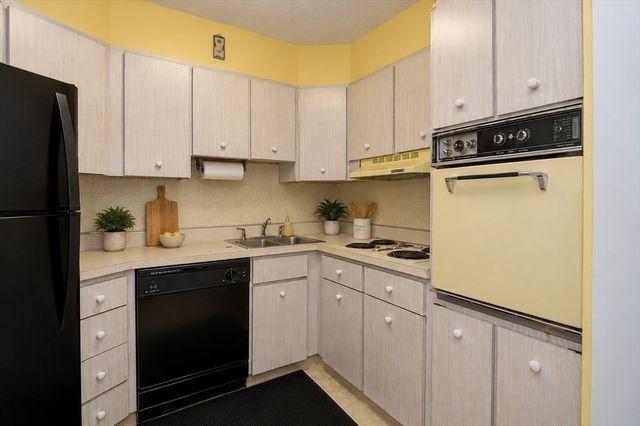 300 Lynn Shore Dr 903, Lynn, MA 01902