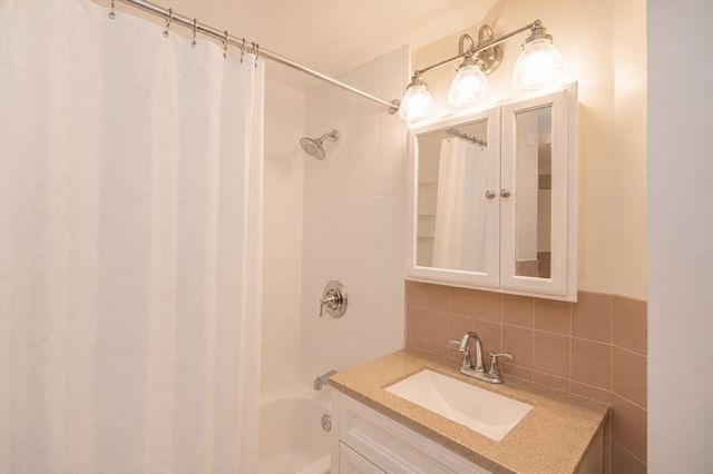 300 Lynn Shore Dr 903, Lynn, MA 01902