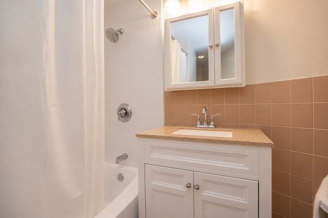 300 Lynn Shore Dr 903, Lynn, MA 01902