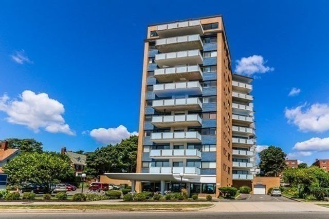 300 Lynn Shore Dr 903, Lynn, MA 01902