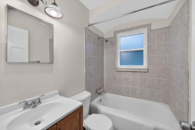 1723 Ashbrook Drive, Cincinnati, OH 45238