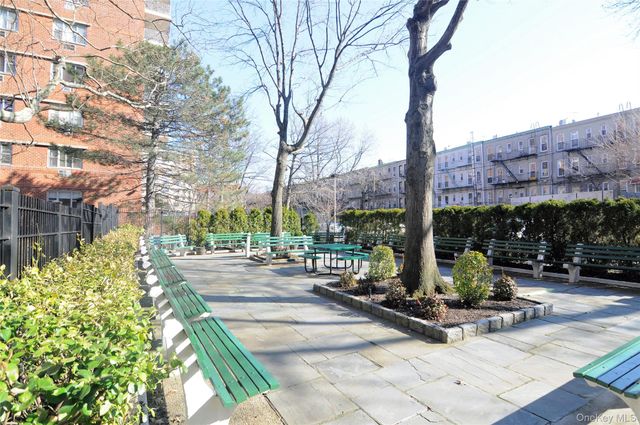 39-65 52 St. 2H, Woodside, NY 11377