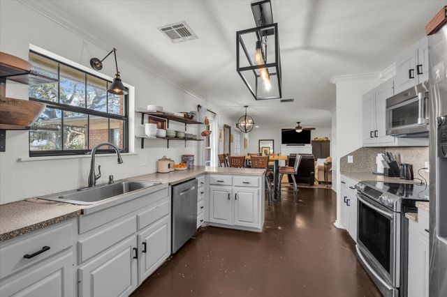 7633 S 3rd St Road, Waco, TX 76706