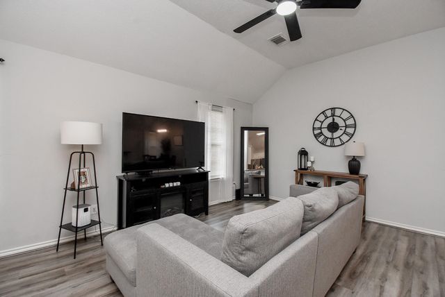 1909 W Texas Avenue, Baytown, TX 77520