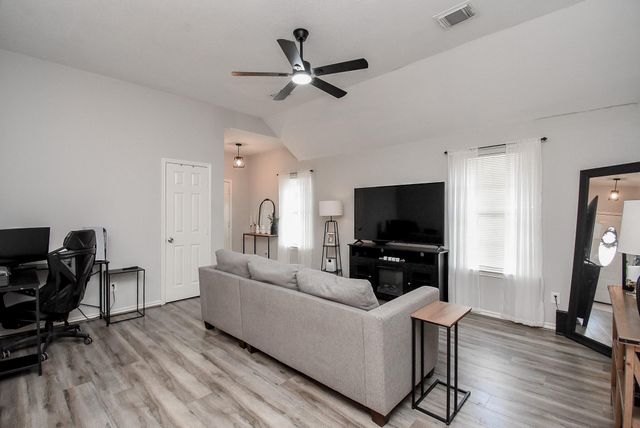 1909 W Texas Avenue, Baytown, TX 77520