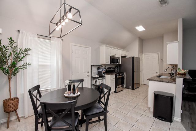 1909 W Texas Avenue, Baytown, TX 77520