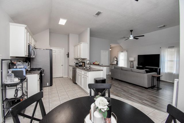 1909 W Texas Avenue, Baytown, TX 77520