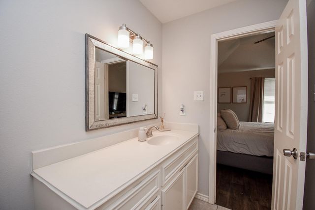 1909 W Texas Avenue, Baytown, TX 77520