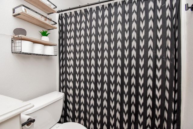 1909 W Texas Avenue, Baytown, TX 77520