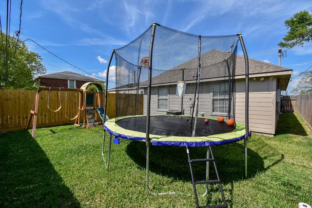 1909 W Texas Avenue, Baytown, TX 77520