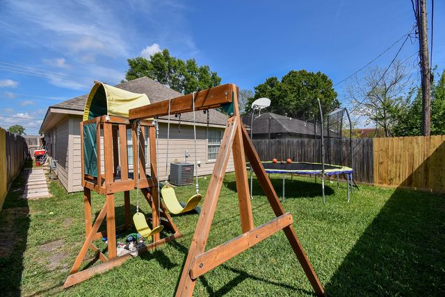 1909 W Texas Avenue, Baytown, TX 77520