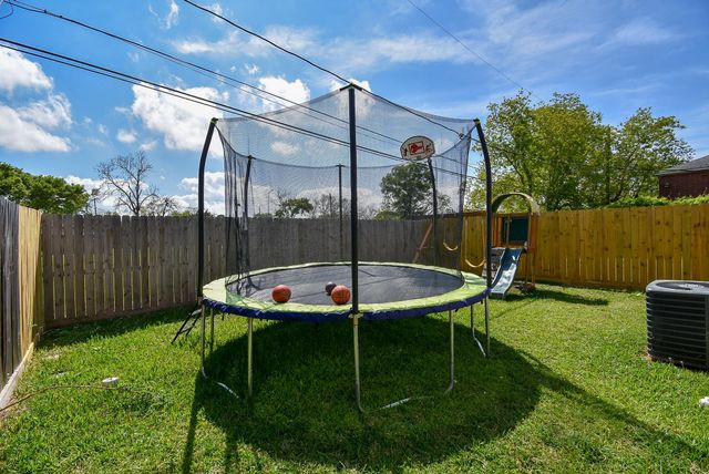 1909 W Texas Avenue, Baytown, TX 77520