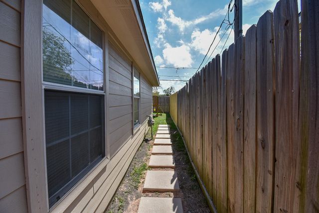 1909 W Texas Avenue, Baytown, TX 77520