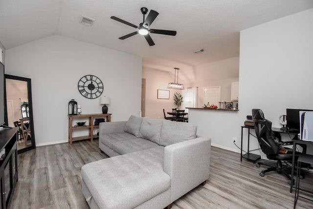 1909 W Texas Avenue, Baytown, TX 77520