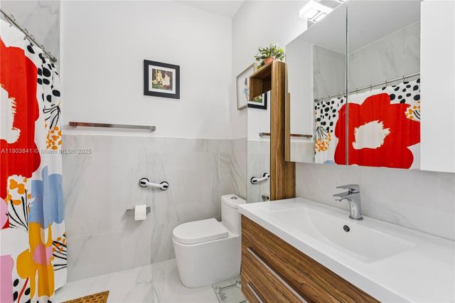 909 NE 16th Ter 4, Fort Lauderdale, FL 33304