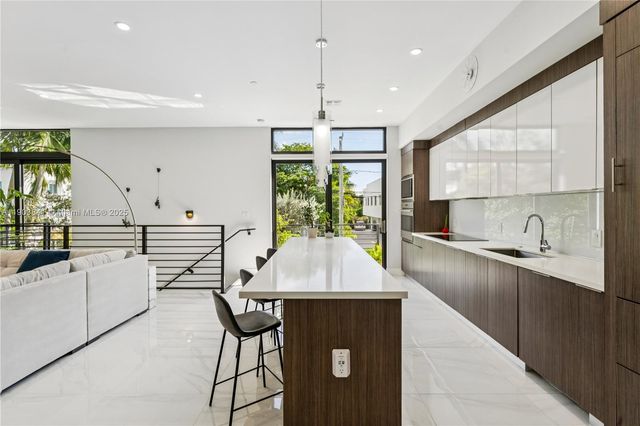 909 NE 16th Ter 4, Fort Lauderdale, FL 33304