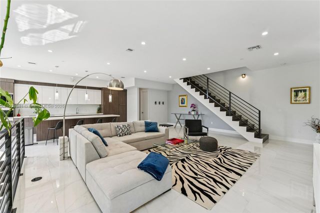 909 NE 16th Ter 4, Fort Lauderdale, FL 33304