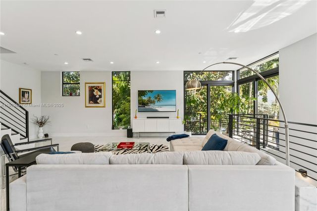 909 NE 16th Ter 4, Fort Lauderdale, FL 33304