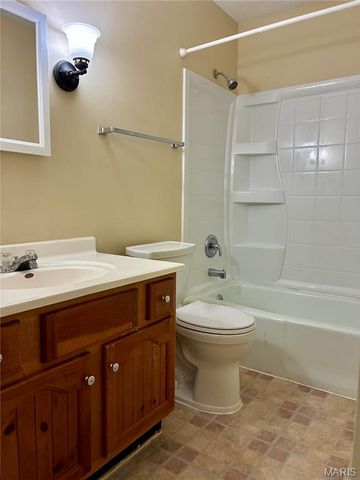 100 Conway Cove Drive, Chesterfield, MO 63017