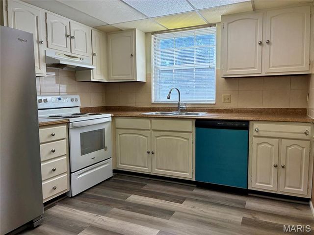 100 Conway Cove Drive, Chesterfield, MO 63017