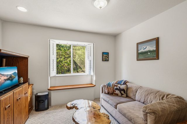 622 Schieffelin Gulch Road, Gold Hill, OR 97525