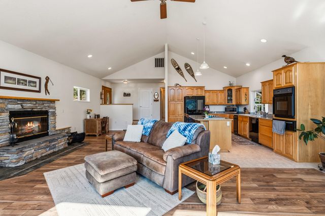 622 Schieffelin Gulch Road, Gold Hill, OR 97525
