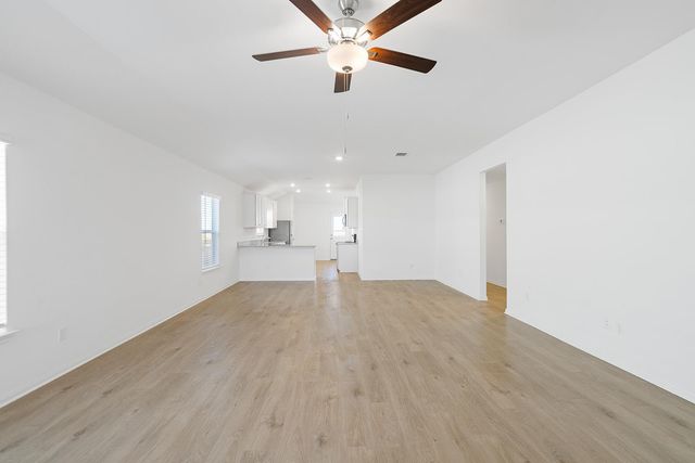 253 W Luna Blue LN, Jarrell, TX 76537