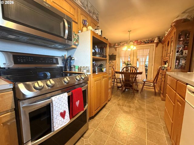 126 WOODLANE Dr, Springfield, OR 97477