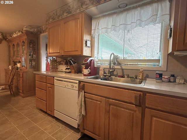 126 WOODLANE Dr, Springfield, OR 97477