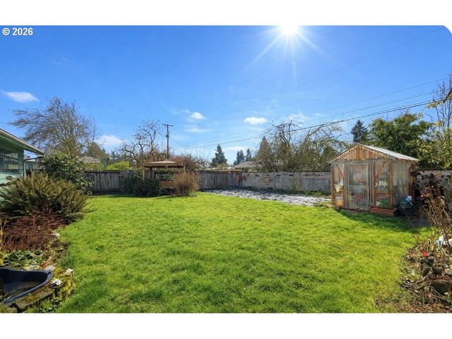 126 WOODLANE Dr, Springfield, OR 97477